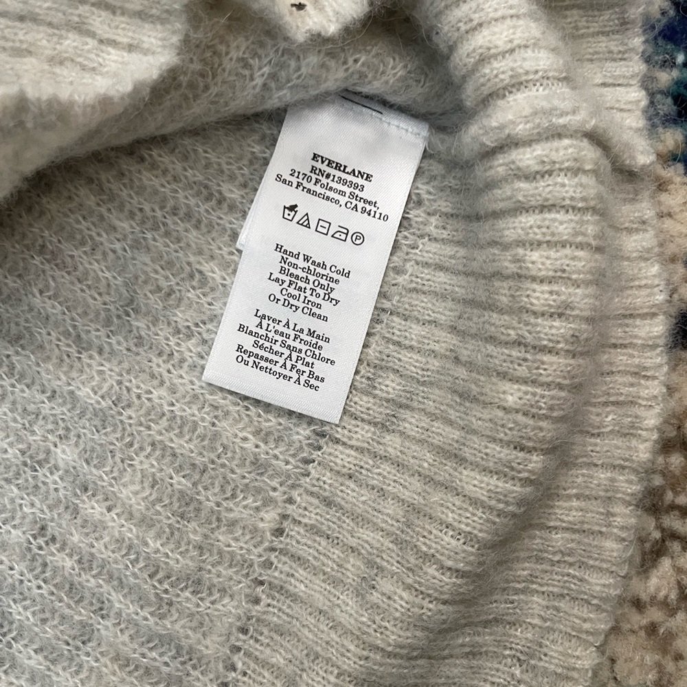 Everlane Women's V-Neck Sweater in Cream - Picture 4 of 6